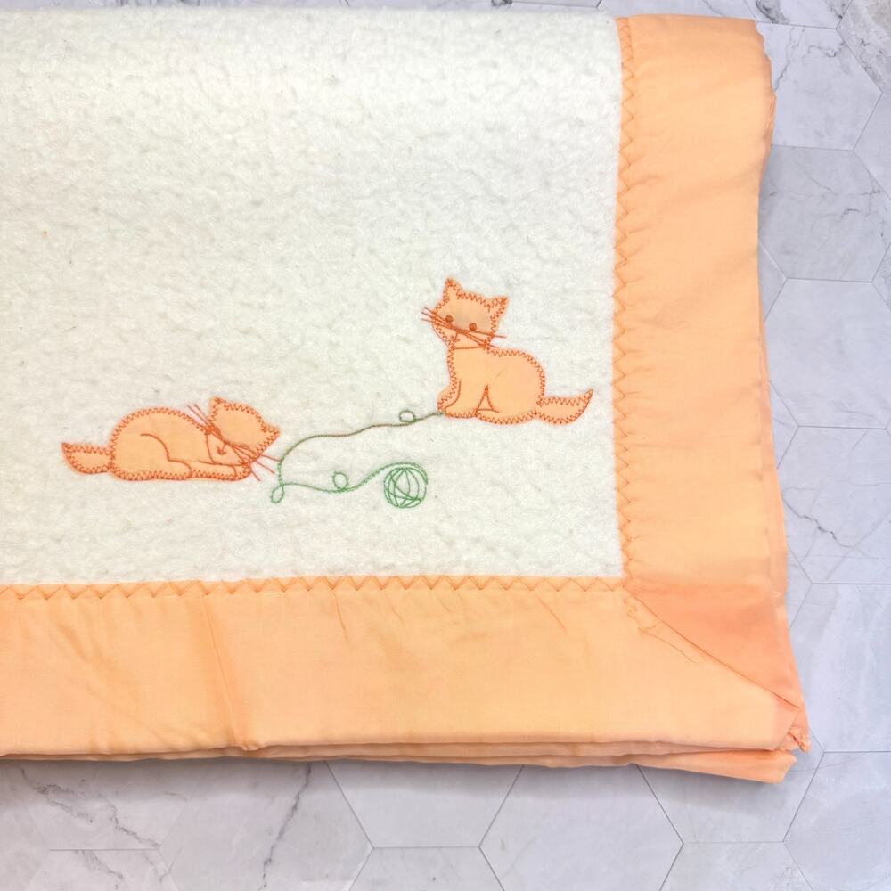 Vintage Baby Crib Blanket Chatham White and Peach Appliqué Kittens Satin EUC